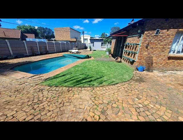 4 BEDROOM HOUSE FOR SALE IN VAN DYK PARK